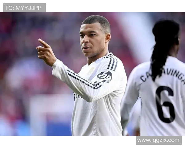 足球明星剃眉毛的真实照片揭秘引发球迷热议与讨论